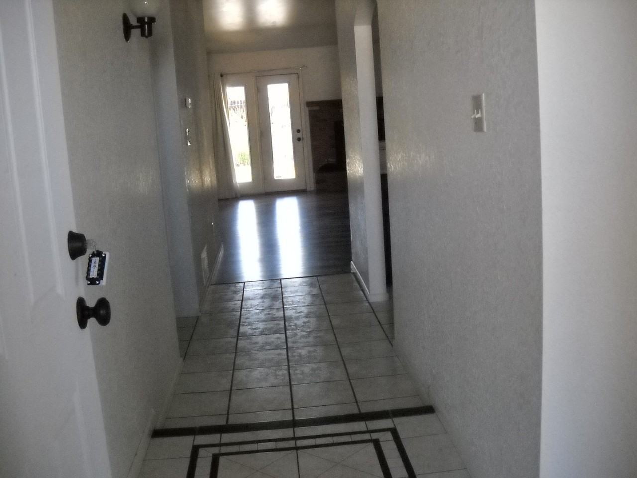 2210 Iris Dr - Photo 4 of 27
