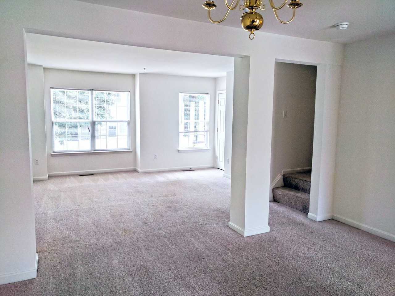 443 Kenneth Sq - Photo 3 of 17