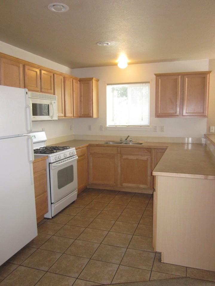 1964 Sw Reindeer Ave - Photo 7 of 11