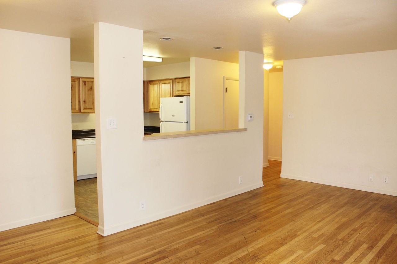 605 W Prospect Rd - Photo 3 of 12