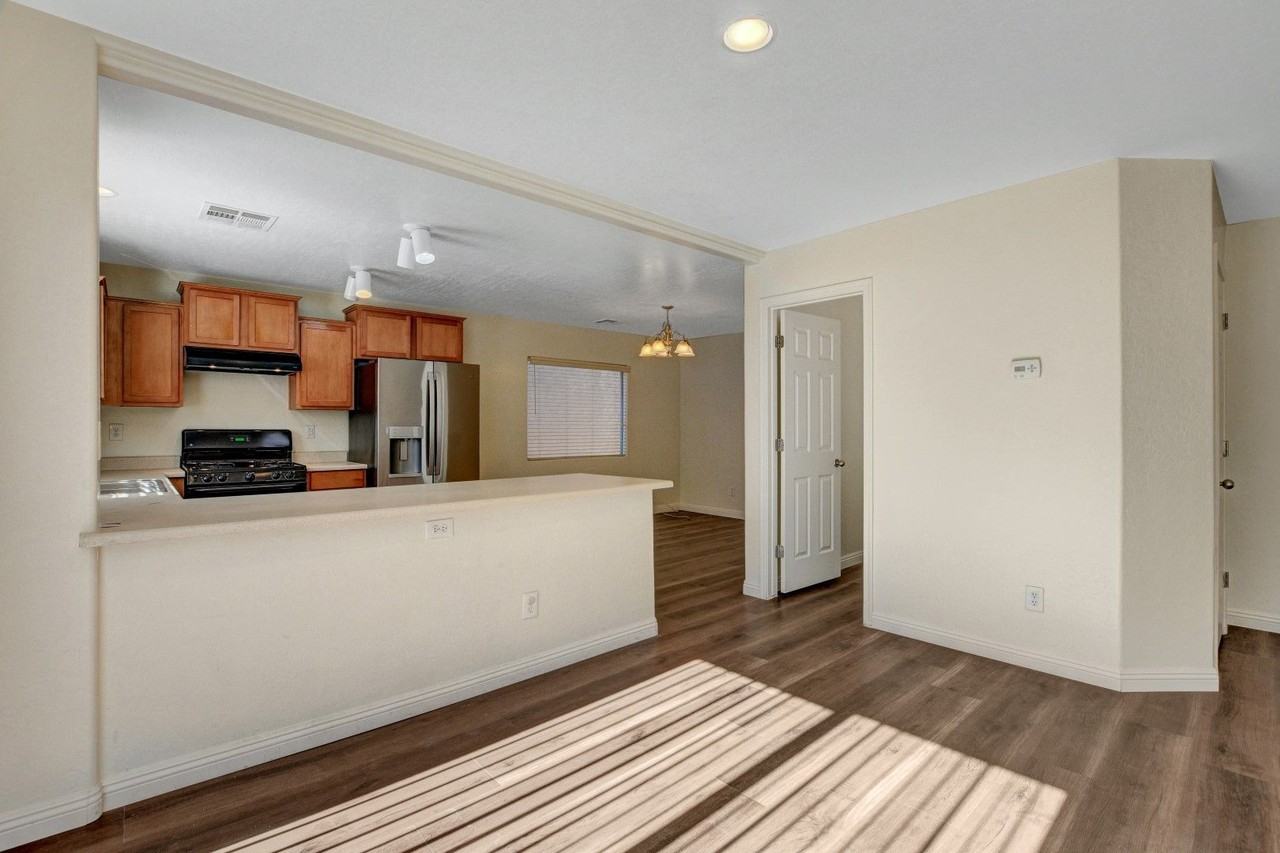 8933 Agate Ave - Photo 6 of 28