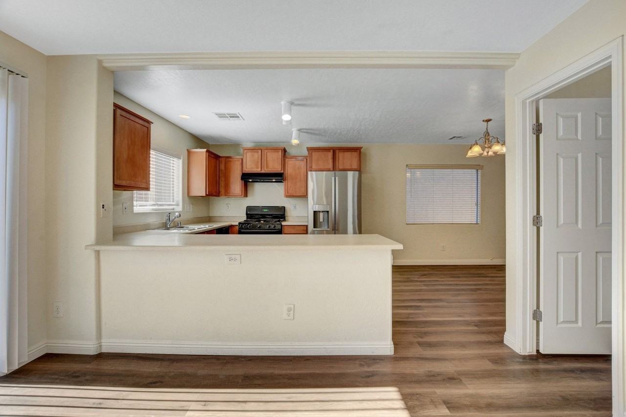 8933 Agate Ave - Photo 7 of 28