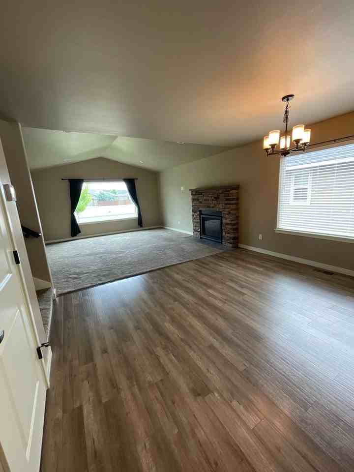 925 Ne Whistle Way - Photo 3 of 15
