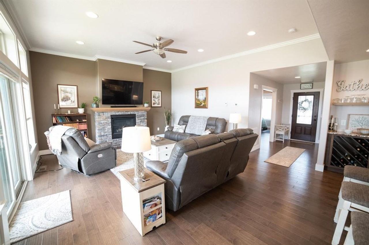 120 Choteau Ave Ne - Photo 3 of 33