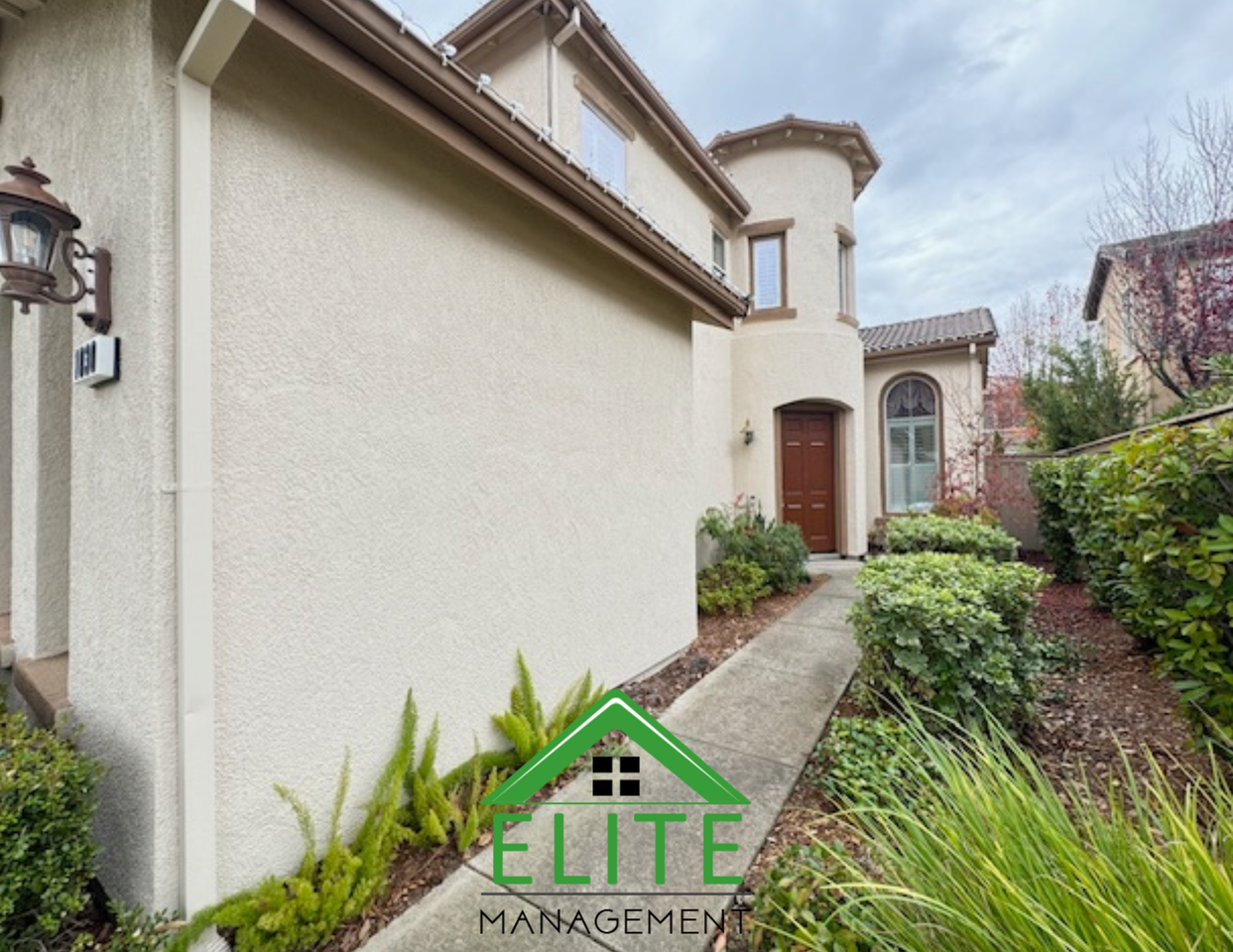 1030 Smith Way - Photo 2 of 24