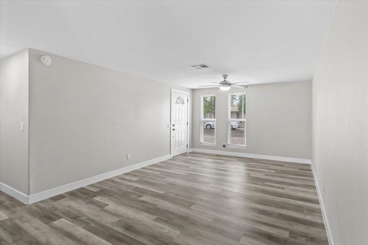 1604 W Colt Rd - Photo 5 of 41