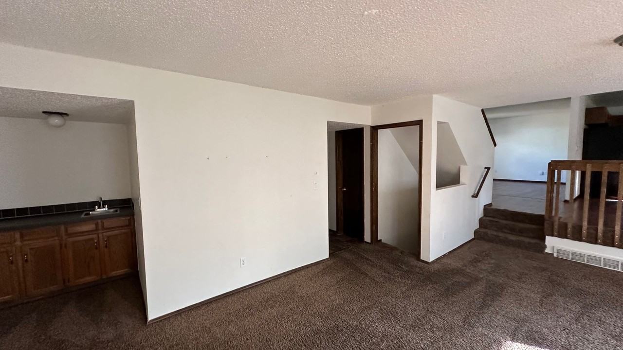 2460 Leghorn Dr - Photo 3 of 11