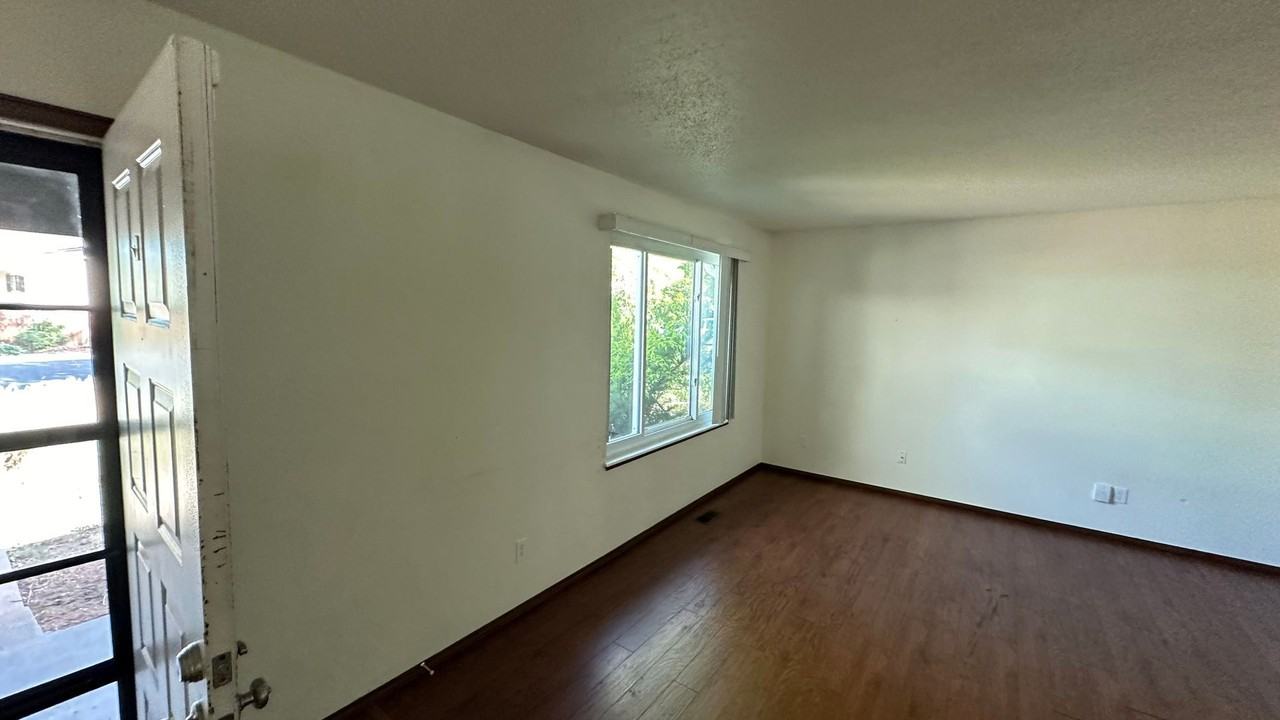 2460 Leghorn Dr - Photo 6 of 11