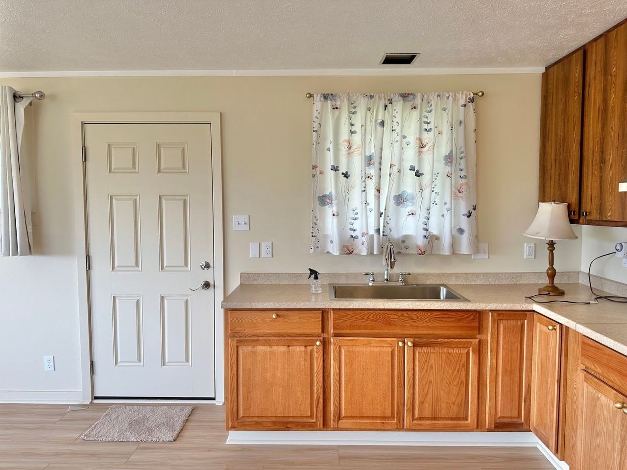 2533 2533 Main St. - Attached Studio - Photo 3 of 14