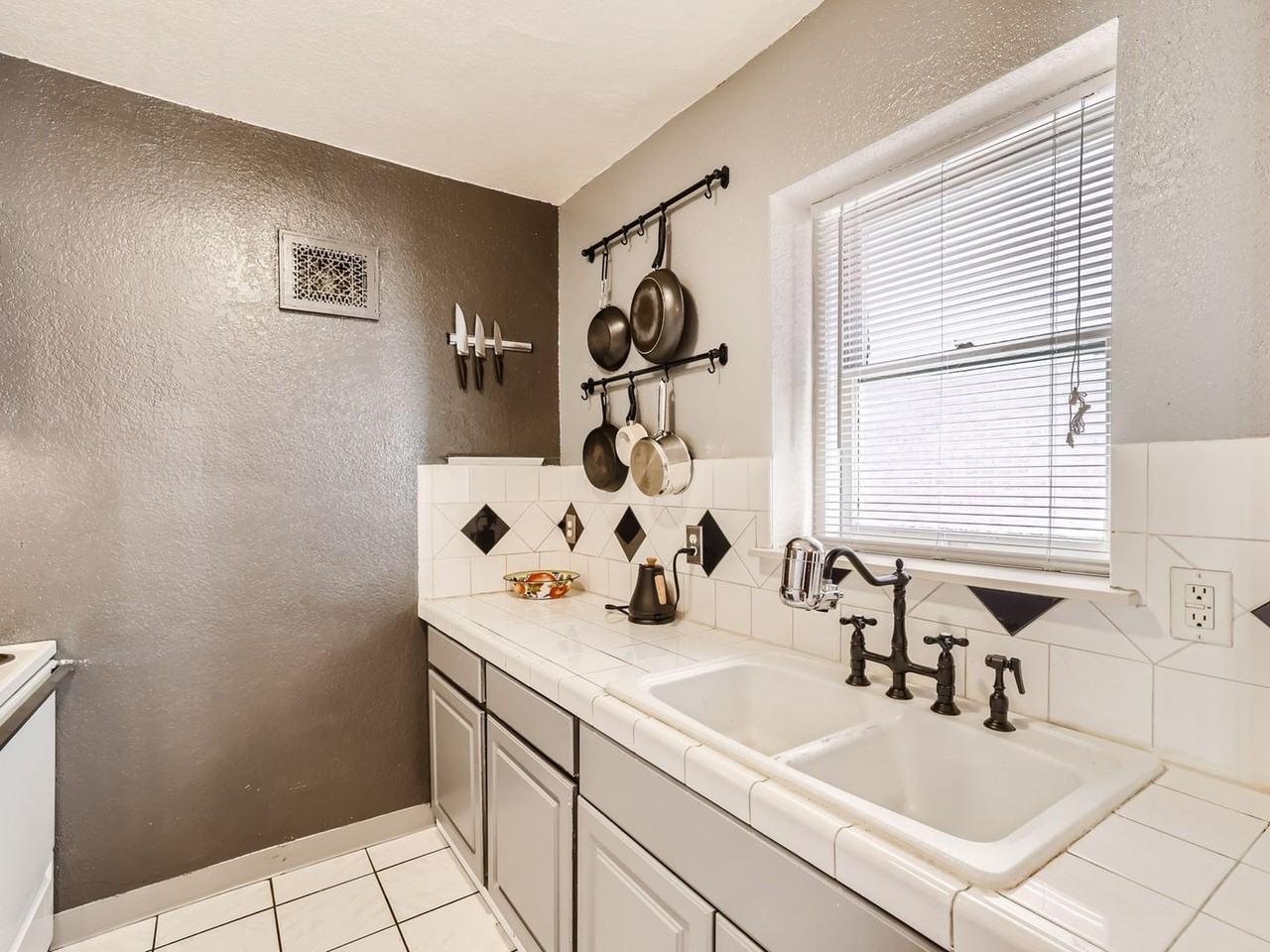 1137 N Sherman St - Photo 5 of 25