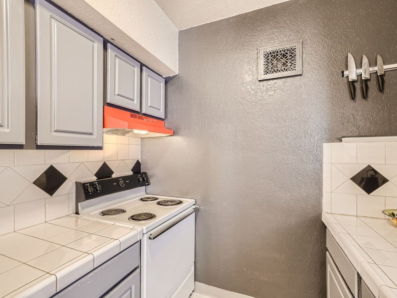 1137 N Sherman St - Photo 6 of 25