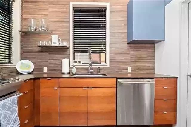 2415 Forest Ave - Photo 3 of 33