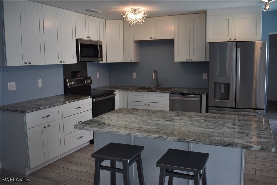 2443 Se 28th St - Photo 3 of 16