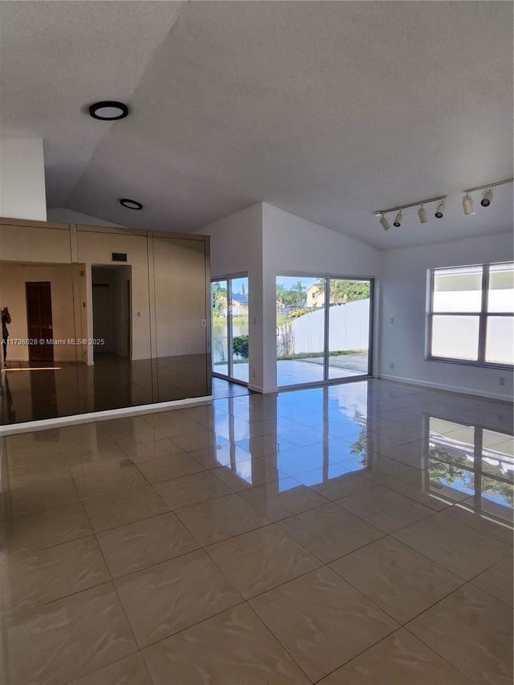 9711 Sw 57th St - Photo 3 of 8