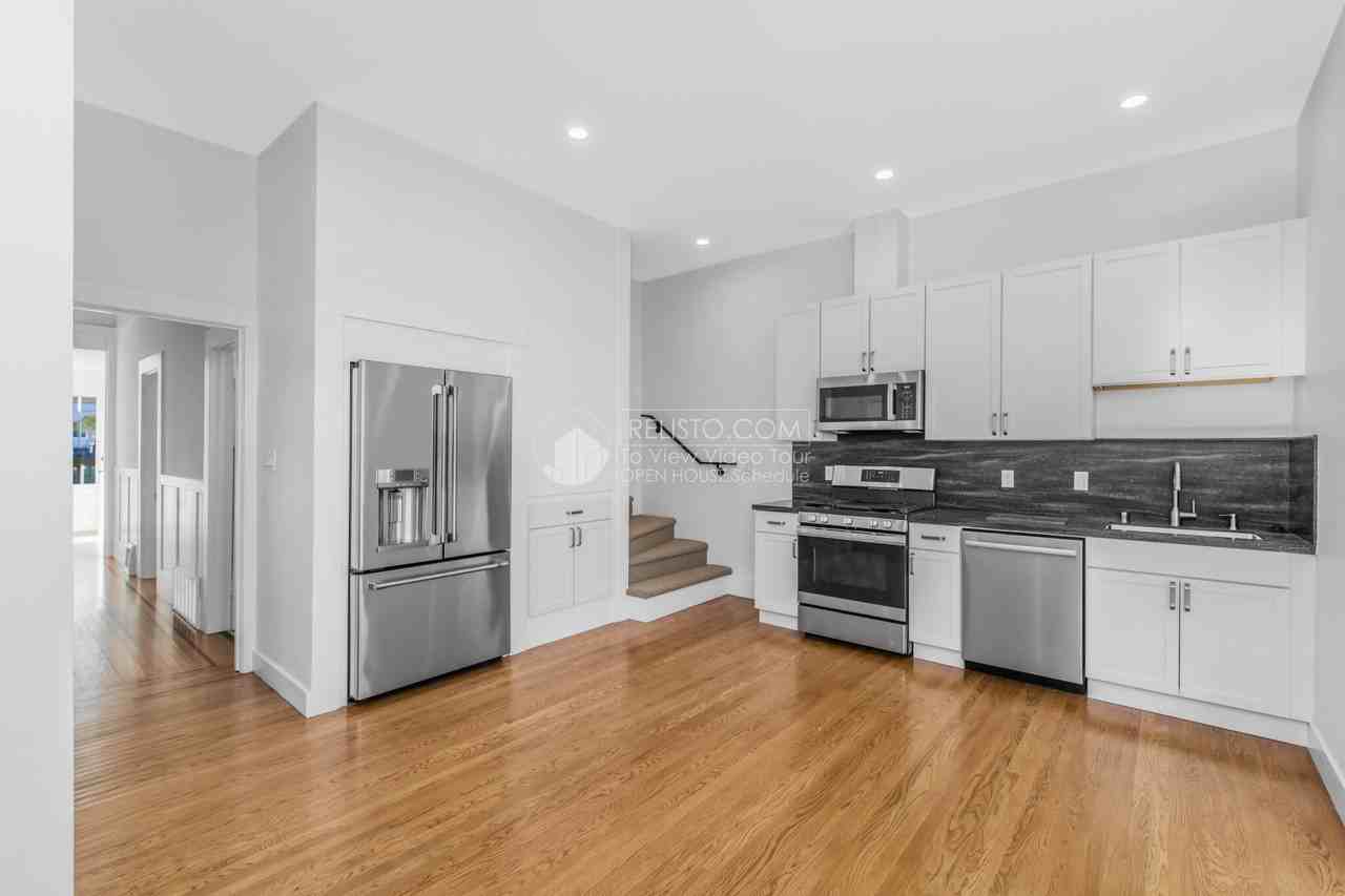 465 Banks St - Photo 2 of 28