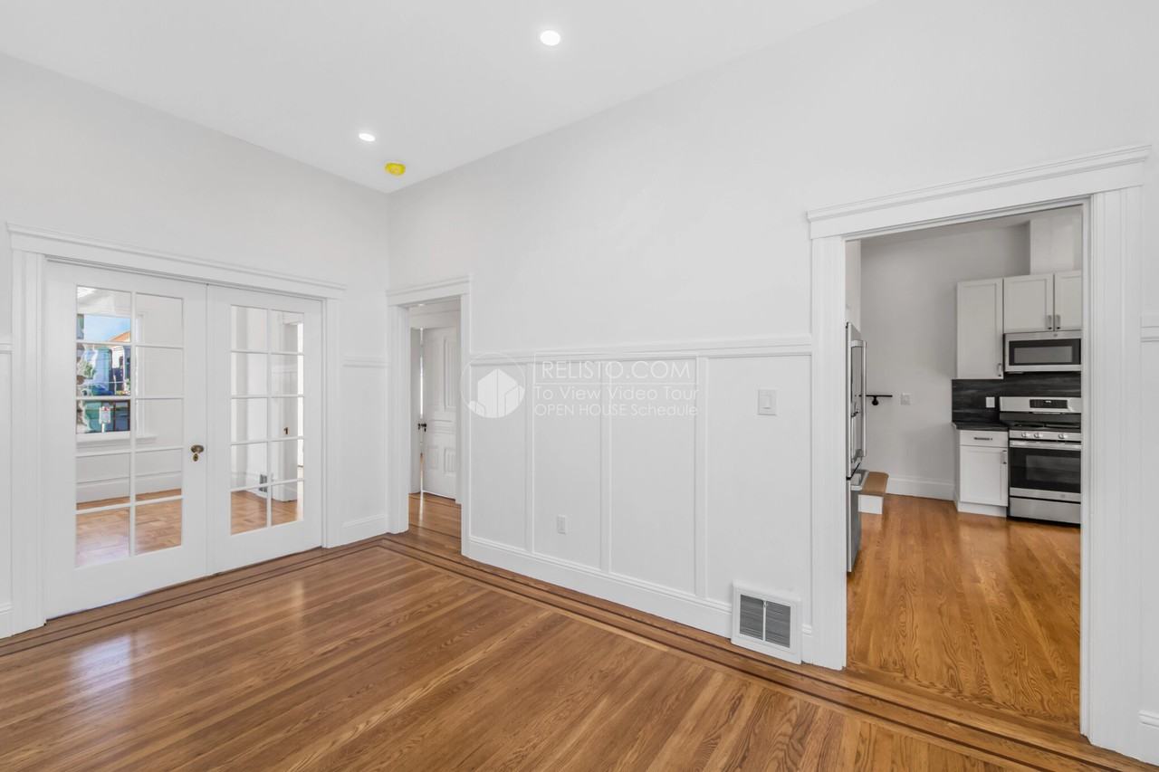 465 Banks St - Photo 3 of 28