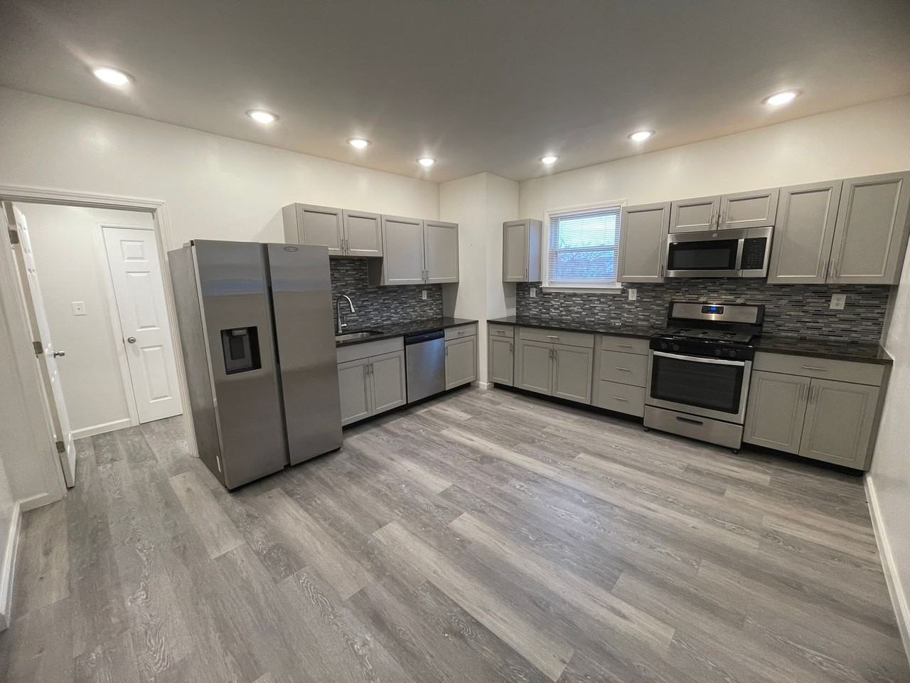 148 Gray St - Photo 3 of 17