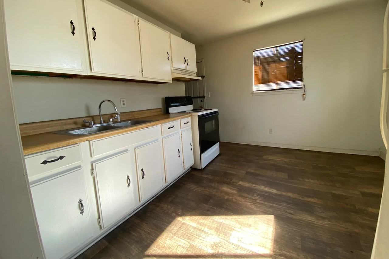 1016 Shady St - Photo 2 of 9