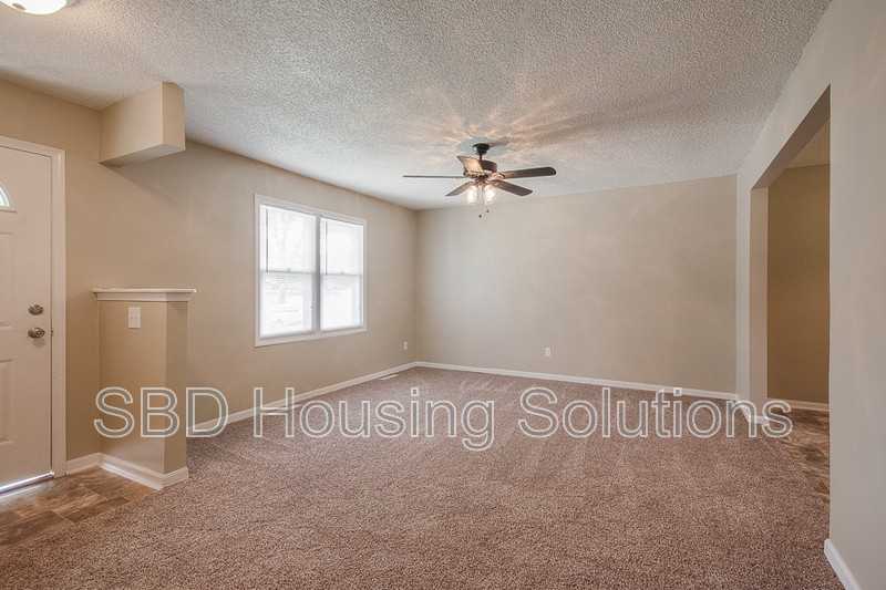 1306 Se Knight Cir - Photo 2 of 8