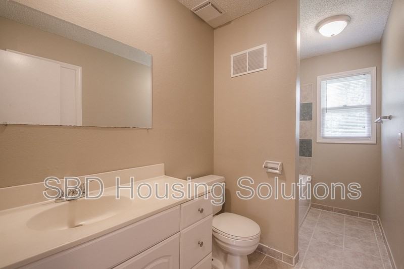1306 Se Knight Cir - Photo 3 of 8