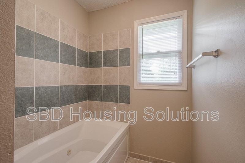 1306 Se Knight Cir - Photo 4 of 8