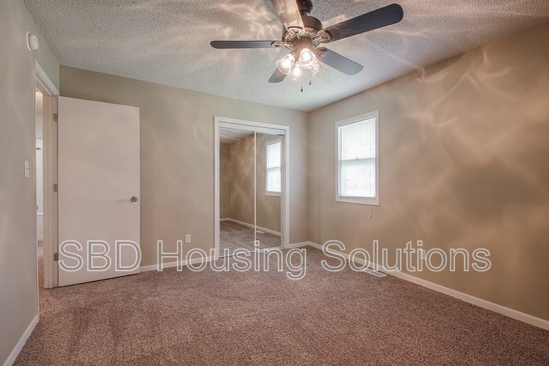 1306 Se Knight Cir - Photo 5 of 8