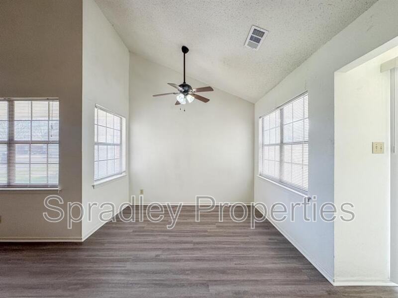 5218 Davy Crockett St - Photo 5 of 18