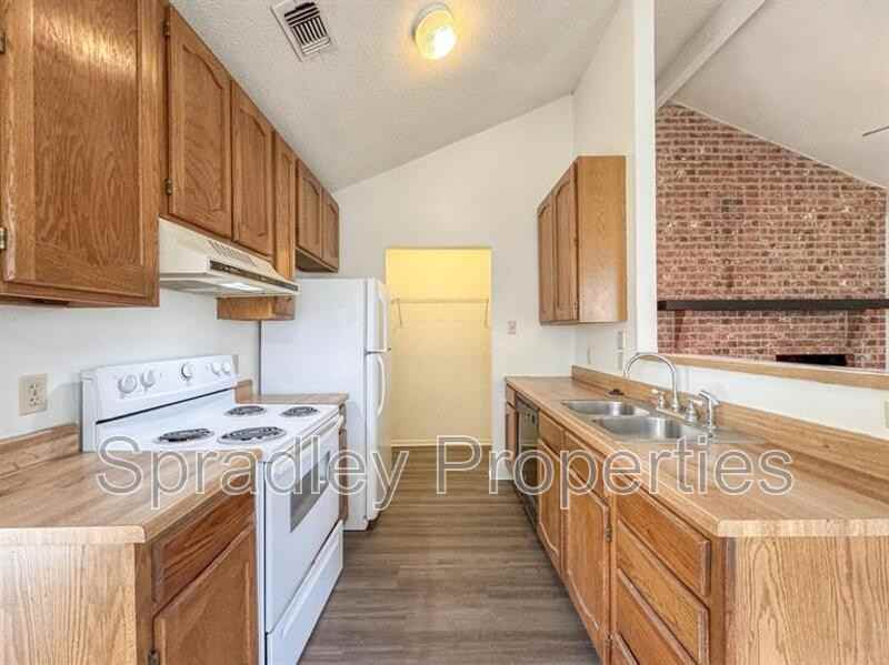 5218 Davy Crockett St - Photo 7 of 18