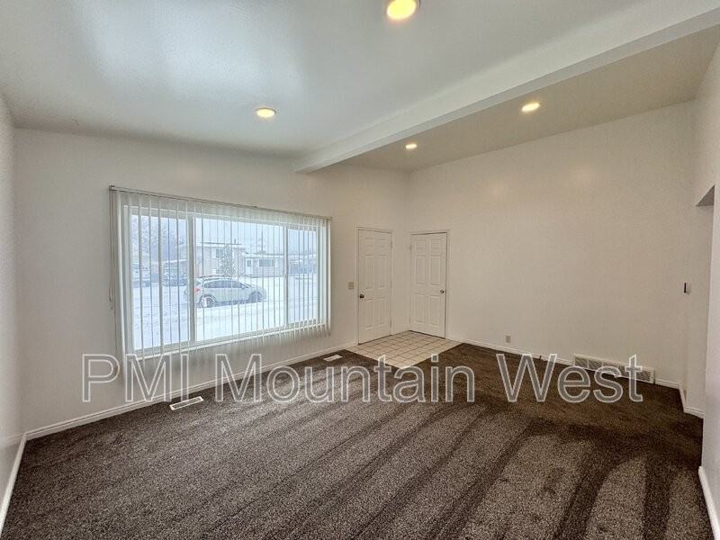 4927 W Pavant Ave - Photo 6 of 33