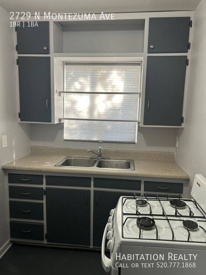 2729 N Montezuma Ave - Photo 2 of 11