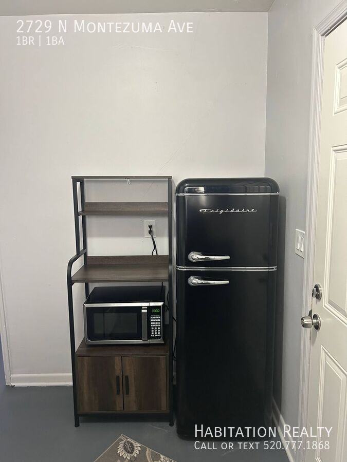 2729 N Montezuma Ave - Photo 3 of 11