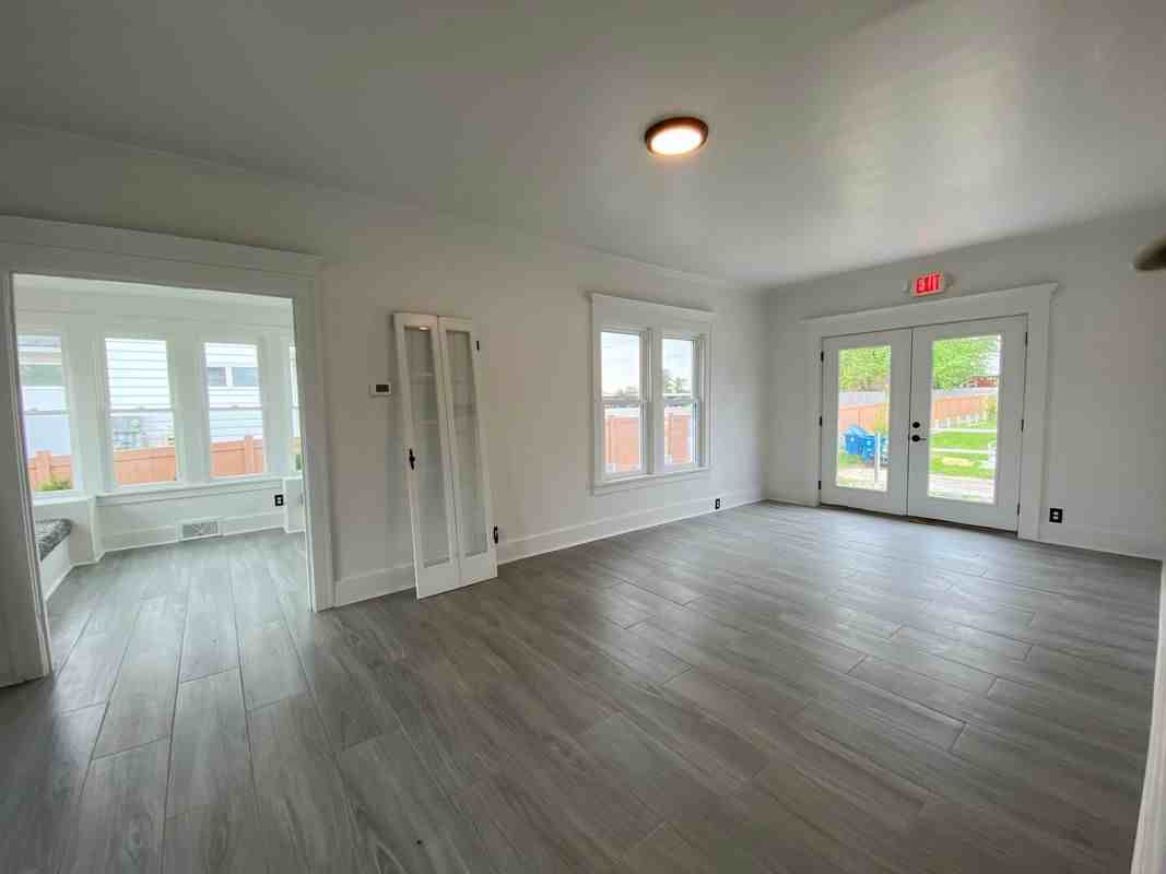 11708 S Saginaw St - Photo 2 of 10