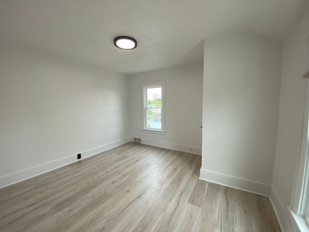 11708 S Saginaw St - Photo 3 of 10