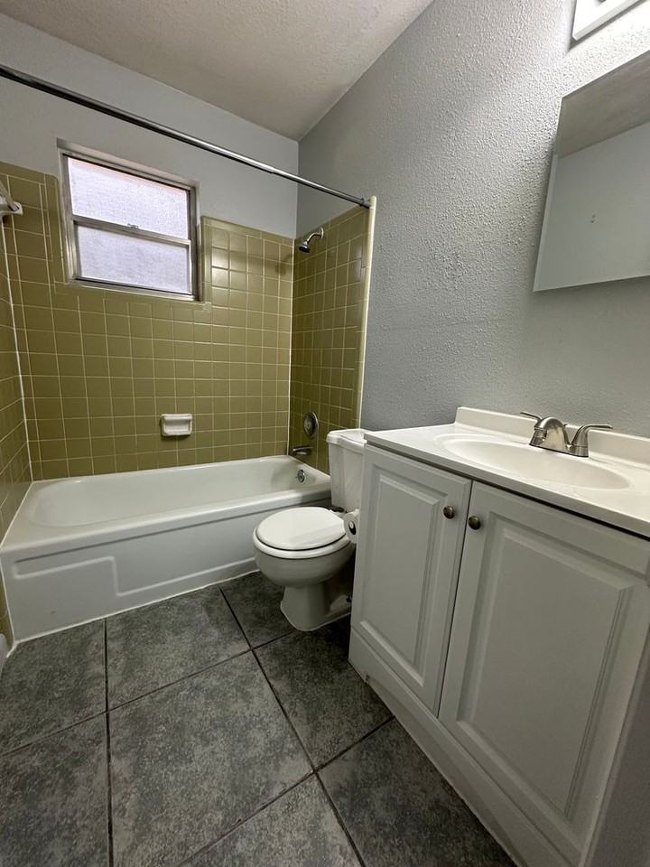 4140 Nw 32nd St - Photo 5 of 10