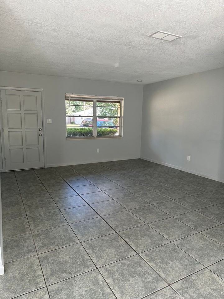 4140 Nw 32nd St - Photo 7 of 10