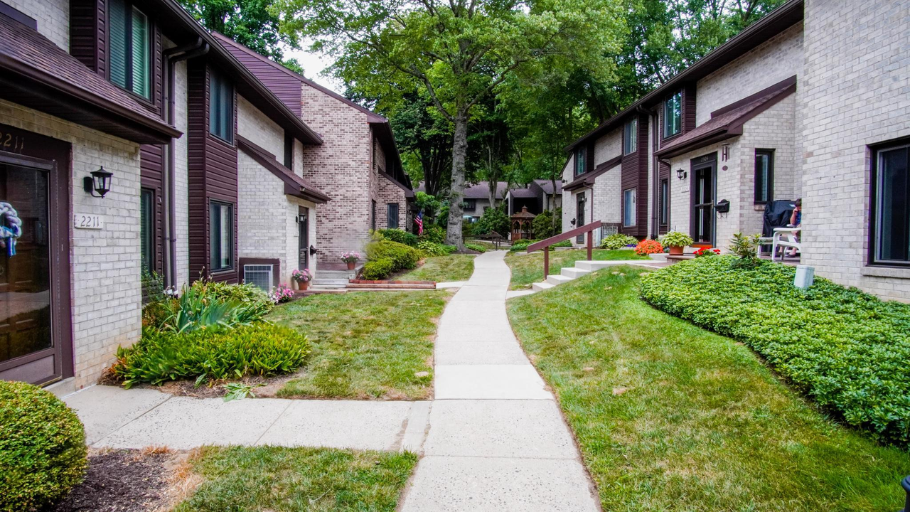 2306 Aspen Cir - Photo 2 of 26