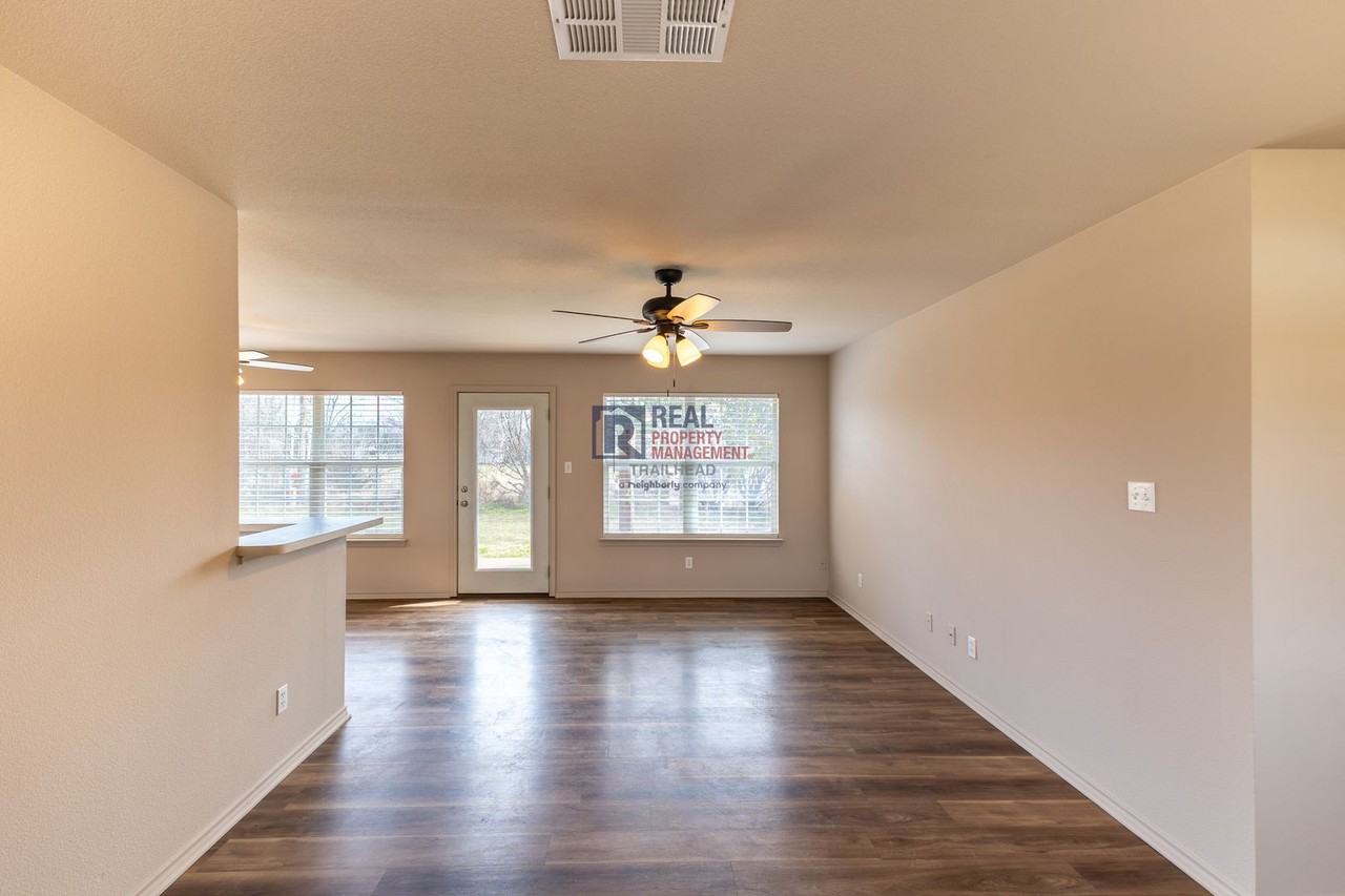 100 Hunter Ln - Photo 3 of 25