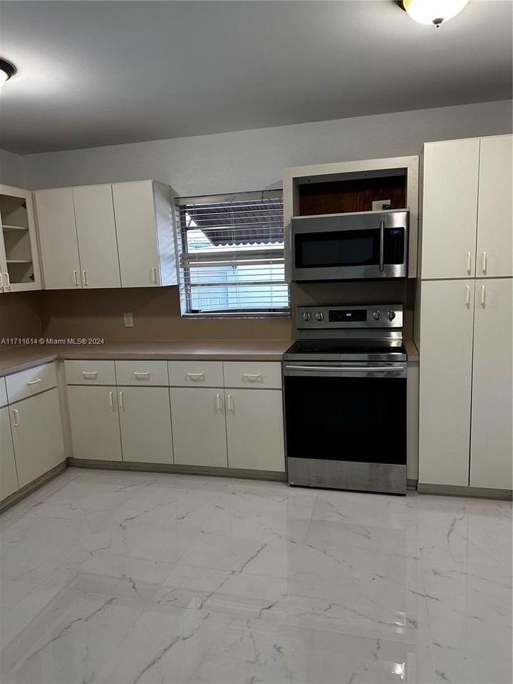 3220 Sw 4th St #NA - Photo 3 of 7