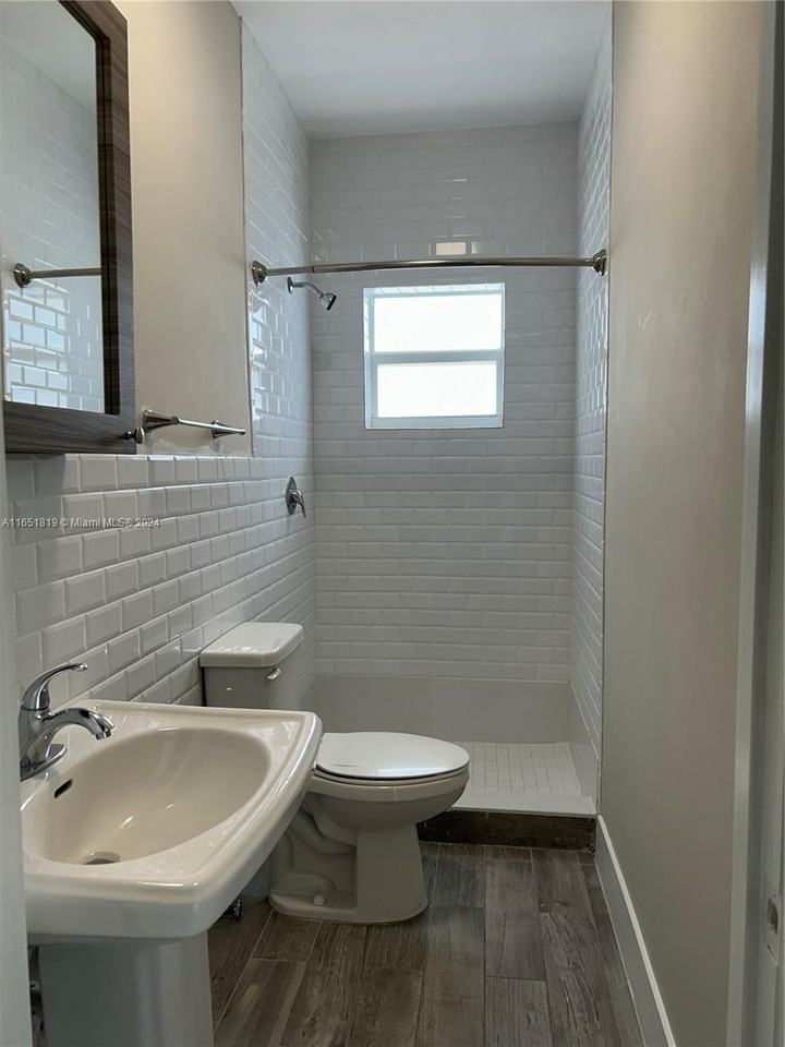 222 Sidonia Ave #11 - Photo 7 of 9