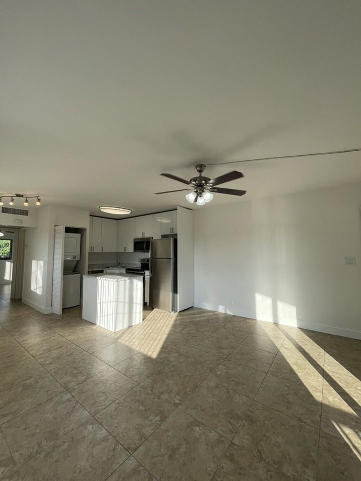 559 NE 44th St - Photo 3 of 5