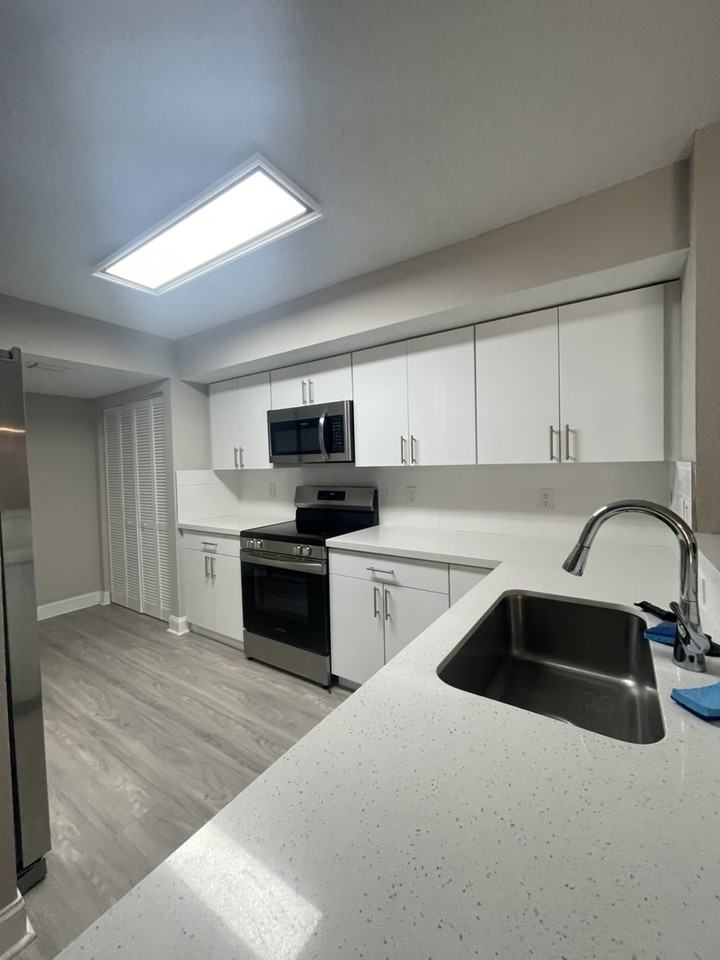 240 SE Tenth St - Photo 2 of 18