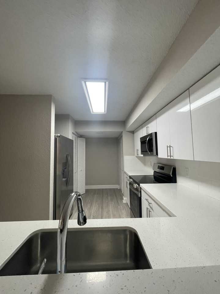 240 SE Tenth St - Photo 3 of 18
