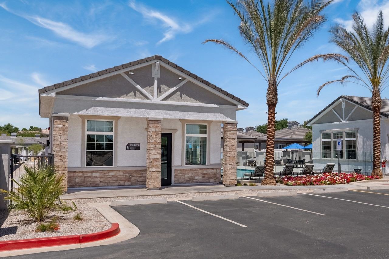 Zora Encanto - Photo 3 of 31