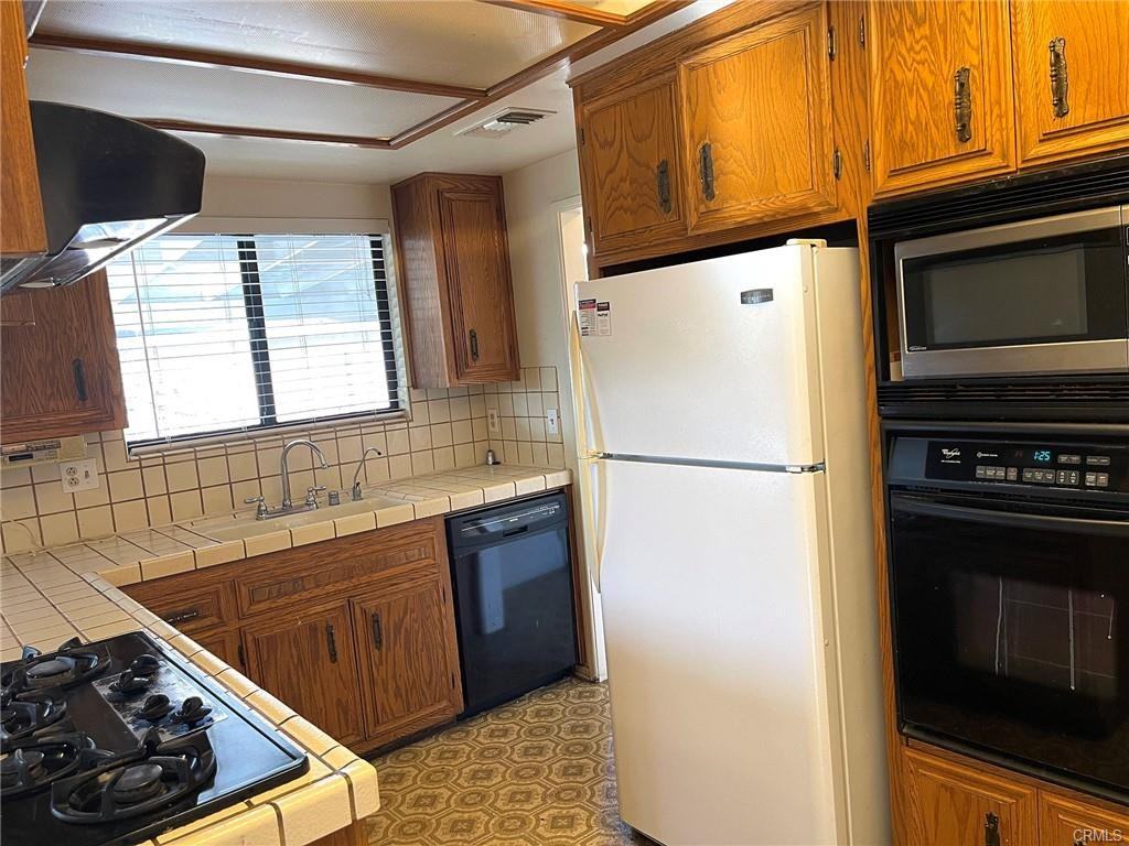 17503 Belshire Ave - Photo 3 of 8