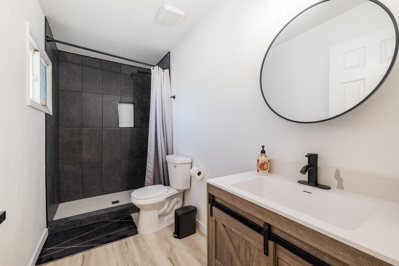 N 38th Dr - Photo 5 of 18