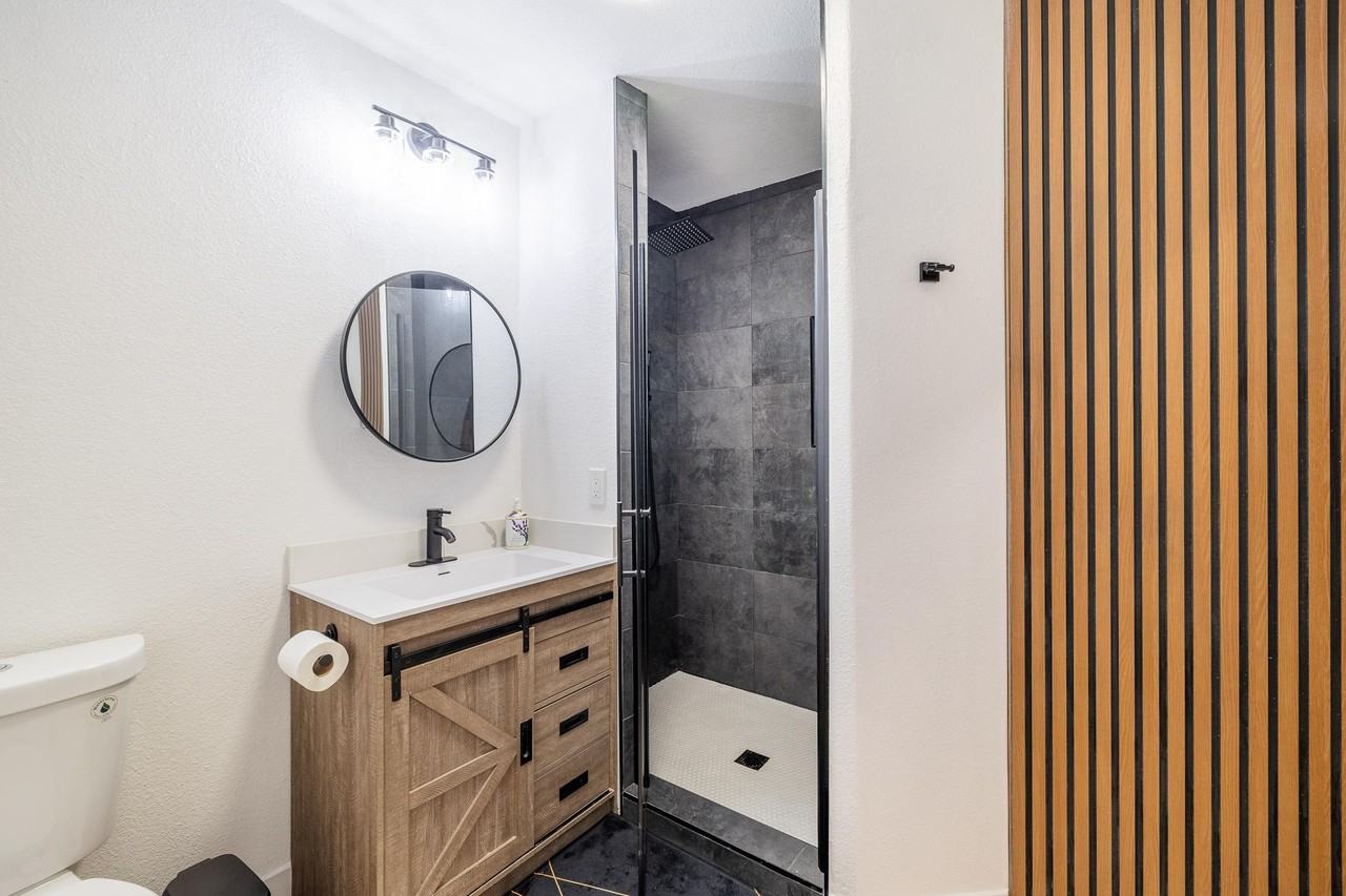 N 38th Dr - Photo 6 of 18