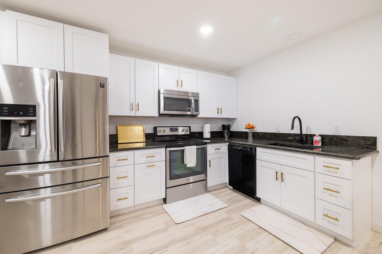 N 38th Dr - Photo 7 of 18