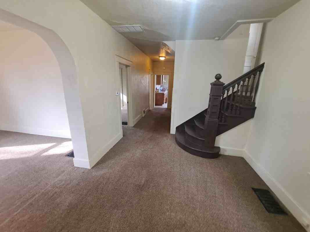 1112 N Gaines St - Photo 4 of 17