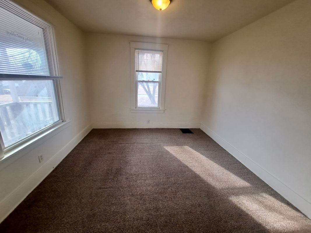 1112 N Gaines St - Photo 5 of 17