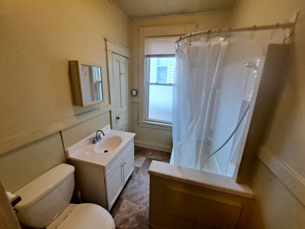 1112 N Gaines St - Photo 7 of 17